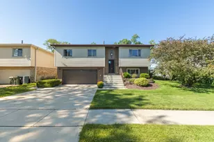 2 Oakwood Dr, Elk Grove Village, IL 60007 - Photo 3