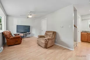 423 Lily Ln, Lakemoor, IL 60051 - Photo 5