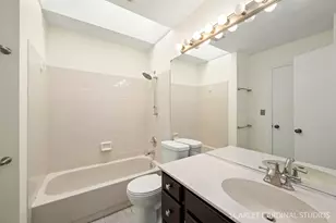 315 Newport Ln, Aurora, IL 60504 - Photo 13