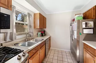 831 S Wisconsin Ave, Villa Park, IL 60181 - Photo 9