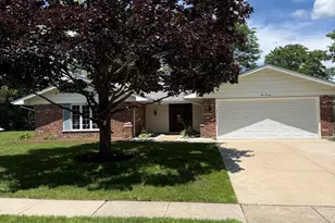 920 Eden Dr, Schaumburg, IL 60195 - Photo 1