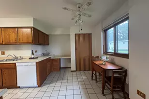 650 Waverly Dr, Elgin, IL 60120 - Photo 7