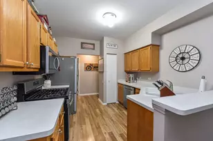2077 College Green Dr, Elgin, IL 60123 - Photo 7