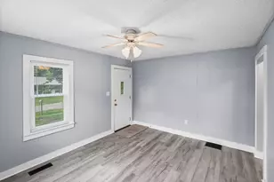 506 E Elm St, Salem, IL 62881 - Photo 11