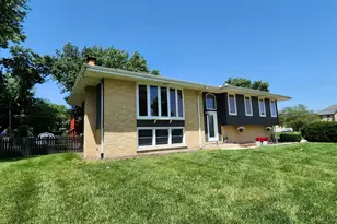 560 Lincoln St, Roselle, IL 60172 - Photo 3
