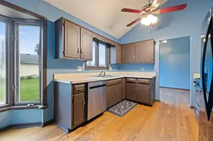 983 Valleyview Dr, Bartlett, IL 60103 - Photo 9
