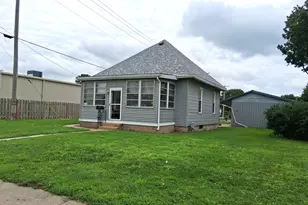 112 E 6th St, Kewanee, IL 61443 - Photo 3