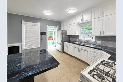 625 W Ringold Street, Freeport, IL 61032 - Photo 5