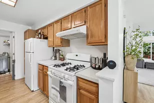 949 Charlela Ln, Elk Grove Village, IL 60007 - Photo 9