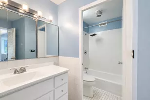 4250 N Marine Dr, Chicago, IL 60613 - Photo 23