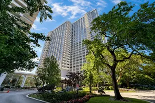 4250 N Marine Dr, Chicago, IL 60613 - Photo 1
