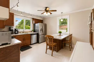 215 E Bryn Mawr Ave, Roselle, IL 60172 - Photo 9