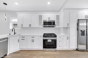 8021 W 45th St, Lyons, IL 60534 - Photo 9