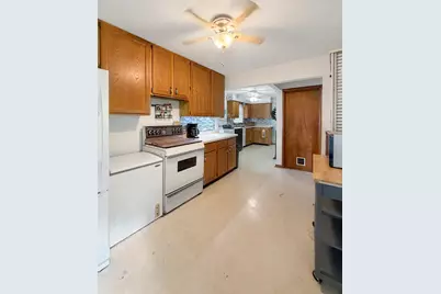 807 E Illinois Street, Freeport, IL 61032 - Photo 7