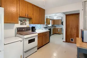 807 E Illinois St, Freeport, IL 61032 - Photo 7