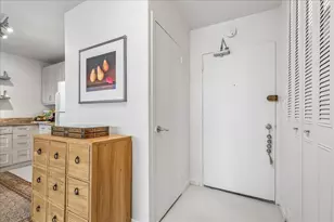 555 W Cornelia Ave, Chicago, IL 60657 - Photo 9