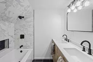 8523 S Colfax Ave, Chicago, IL 60617 - Photo 17