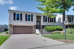 834 Edenwood Dr, Roselle, IL 60172 - Photo 1