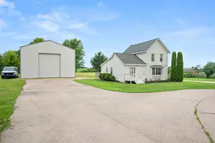 32303 West St, Kirkland, IL 60146 - Photo 3
