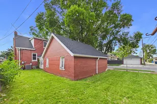 8156 S Paxton Ave, Chicago, IL 60617 - Photo 23