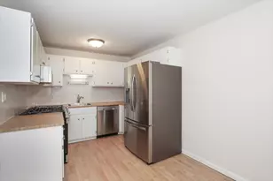 1010 Glastonbury Ln, Schaumburg, IL 60193 - Photo 9