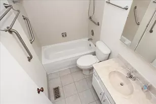 1010 Glastonbury Ln, Schaumburg, IL 60193 - Photo 17