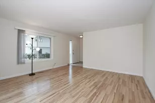 1010 Glastonbury Ln, Schaumburg, IL 60193 - Photo 3