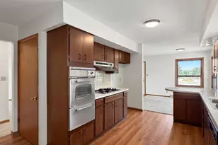 1346 Empire Ct, Freeport, IL 61032 - Photo 3