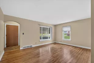 911 21st St, Rockford, IL 61108 - Photo 5