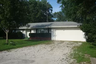 498 Park St, Cissna Park, IL 60924 - Photo 3