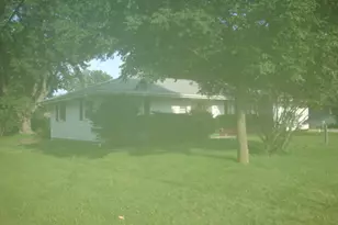 498 Park St, Cissna Park, IL 60924 - Photo 3