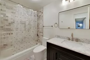 201 E Chestnut St, Chicago, IL 60611 - Photo 17
