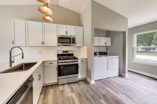 1005 Wembley Dr, Island Lake, IL 60042 - Photo 7