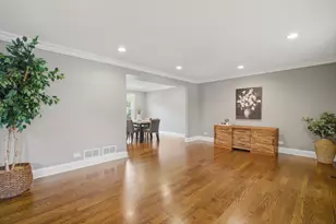 1022 Hobson Dr, Buffalo Grove, IL 60089 - Photo 7