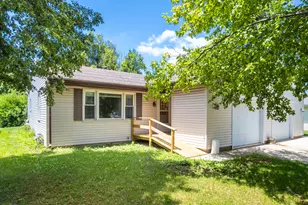 1521 Pebblewood Dr, Sycamore, IL 60178 - Photo 1
