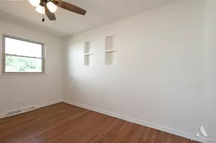 5854 W 81st Pl, Burbank, IL 60459 - Photo 9