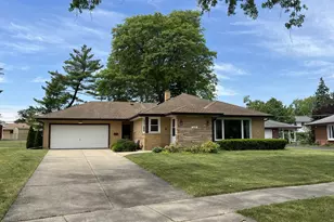 1431 E Emmerson Ln, Mount Prospect, IL 60056 - Photo 1