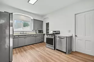 662 Bent St, Elgin, IL 60120 - Photo 9