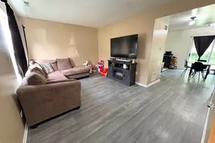 1422 W Split Oak Cir, Round Lake Beach, IL 60073 - Photo 3