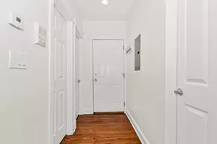 3652 W Belle Plaine Ave, Chicago, IL 60618 - Photo 3