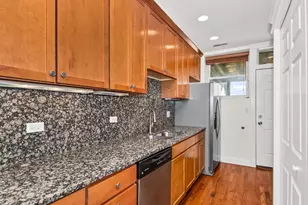 3652 W Belle Plaine Ave, Chicago, IL 60618 - Photo 7