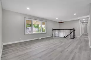 4255 Dixon Dr, Hoffman Estates, IL 60192 - Photo 9
