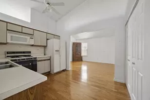 90 Sandhurst Rd, Mundelein, IL 60060 - Photo 7
