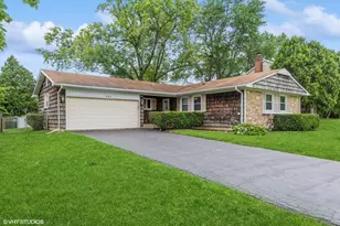 380 Checker Dr, Buffalo Grove, IL 60089 - Photo 1