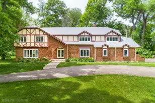 4 Auburn Ln, Barrington, IL 60010 - Photo 1