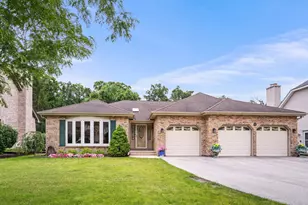 142 Elizabeth Ct, Wood Dale, IL 60191 - Photo 1