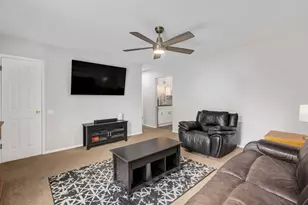 422 Walnut Dr, Streamwood, IL 60107 - Photo 3