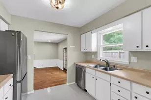 2009 Crescent Dr, Champaign, IL 61821 - Photo 3