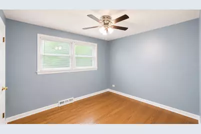 8635 S Burnham Avenue, Chicago, IL 60617 - Photo 5