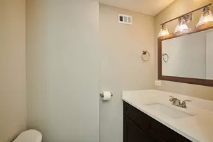 7074 N Ridge Blvd, Chicago, IL 60645 - Photo 11